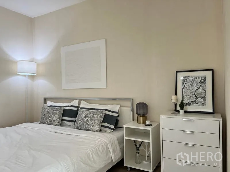 公寓 出租在Khlong Toei, Bangkok - 温馨卧室，白色床品、床头柜与斗柜