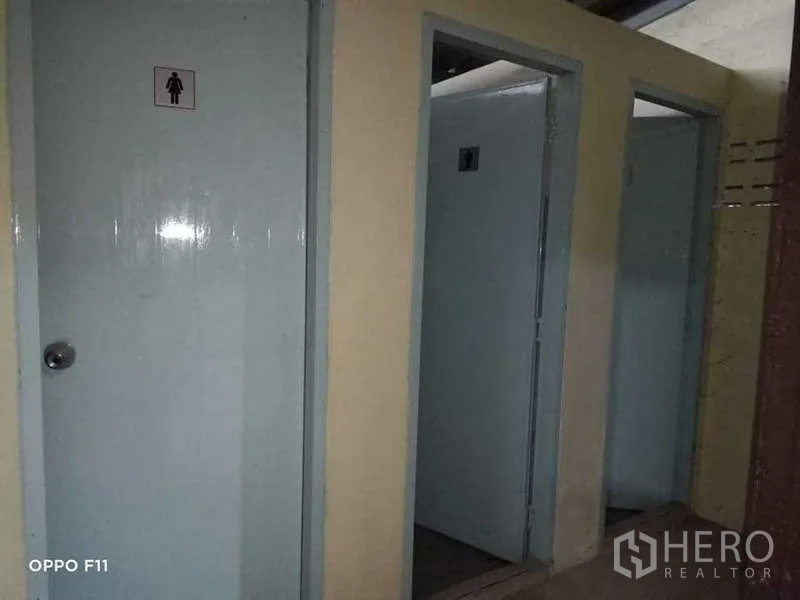 คลังสินค้า ให้เช่าหรือขายในMueang Samut Sakhon, Samut Sakhon - ห้องน้ำแยกหลายห้อง ประตูสีเทา