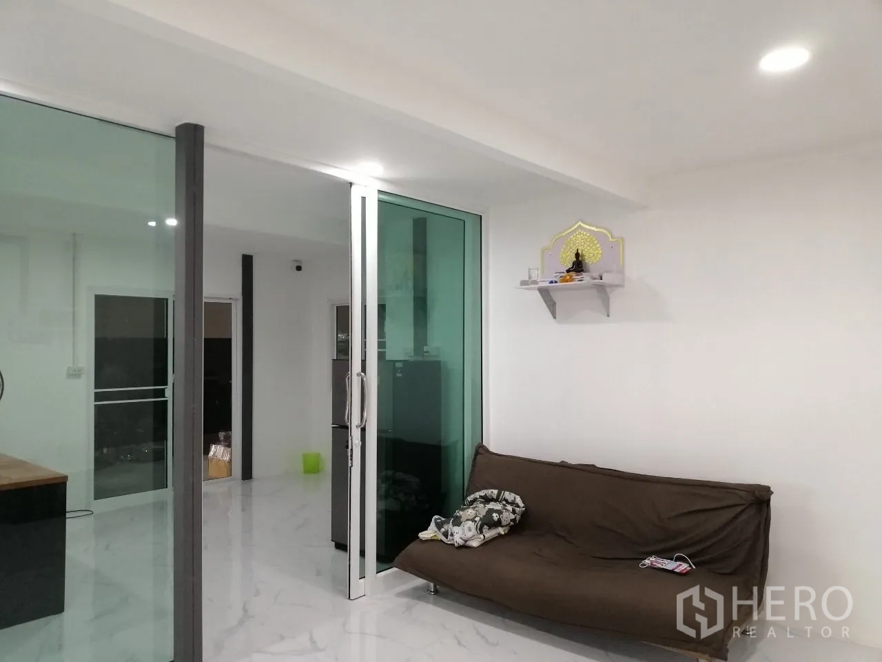 Warehouse for rent in Bang Bua Thong, Nonthaburi - Reception lounge with glass doors and a sofa in the administrative office.