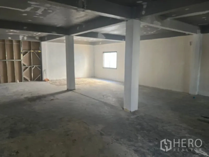 零售空间 出租在Pathum Wan, Bangkok - 大开间零售楼层，局部分隔墙与单窗组合。