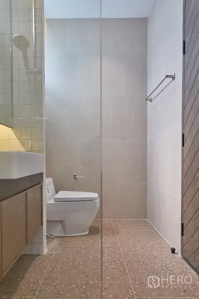 บ้าน ให้เช่าในWatthana, Bangkok - ห้องน้ำพร้อมโซนฝักบัว และพื้นกระเบื้องลายเทรัซโซ