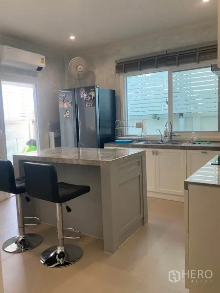 บ้าน ขายในBang Sao Thong, Samut Prakan - ครัวยุโรปพร้อมไอส์แลนด์ท็อปหิน เก้าอี้บาร์ และประตูออกลานซักล้าง