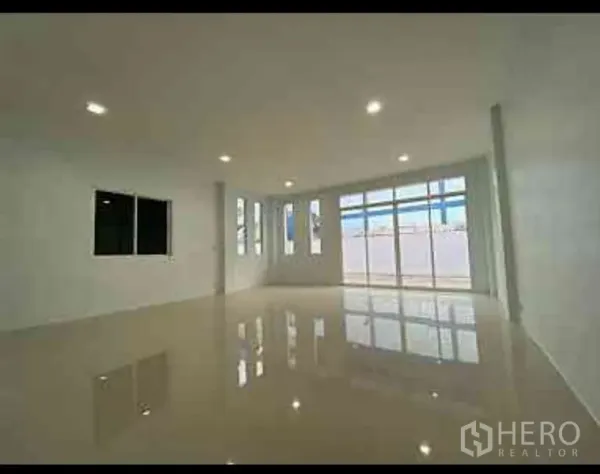 โรงงาน ให้เช่าในMueang Samut Sakhon, Samut Sakhon - โซนออฟฟิศด้านหน้าสว่าง พื้นกระเบื้องเงา ไฟดาวน์ไลท์ และหน้าต่างบานใหญ่