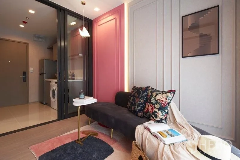 公寓 出售在Ratchathewi, Bangkok - 采光明亮的客厅，贵妃椅、粉色特色墙与纱帘。