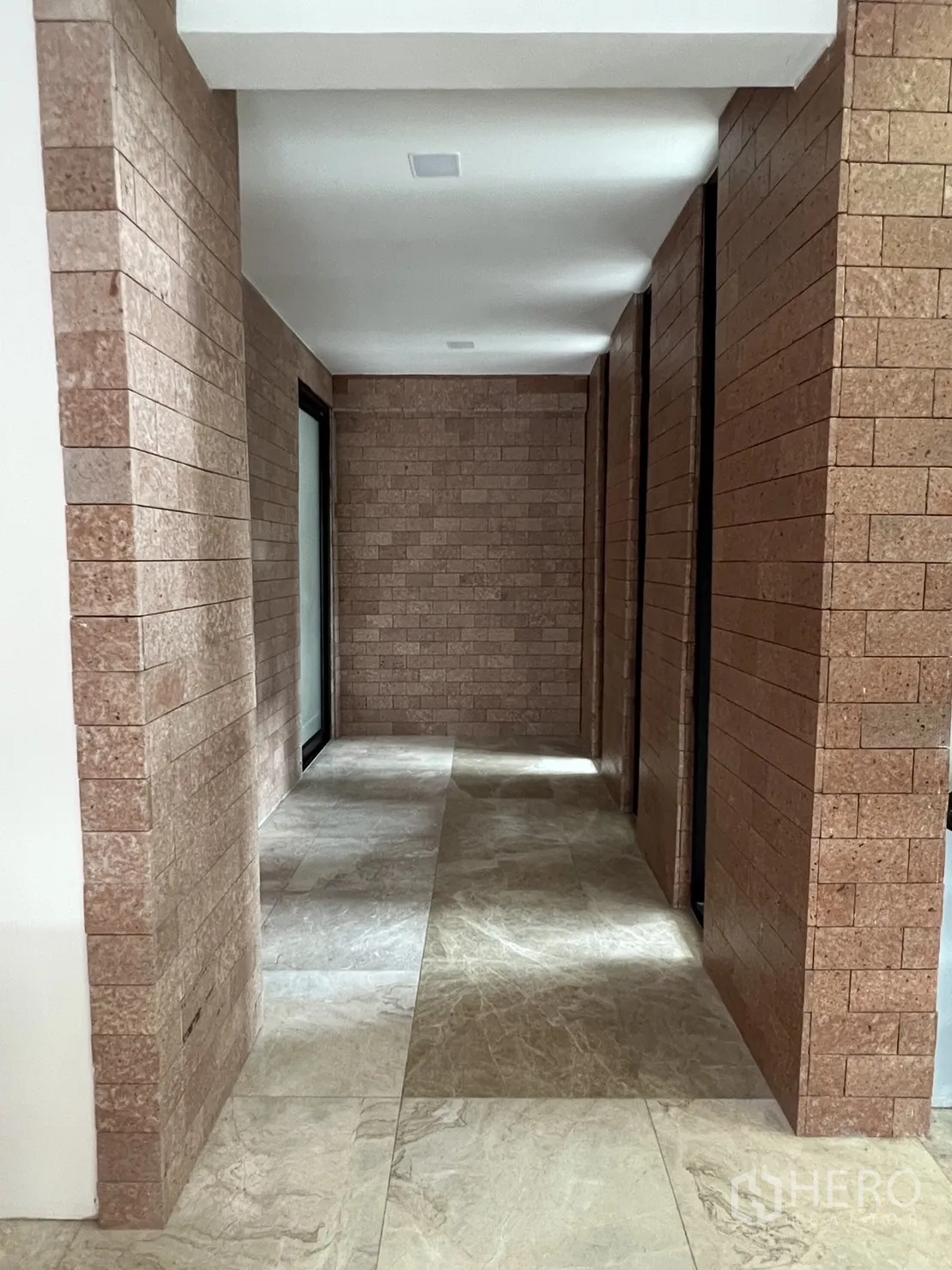 บ้าน ให้เช่าหรือขายในPhra Khanong, Bangkok - โถงทางเดินกรุอิฐโชว์และพื้นหินขัดมัน