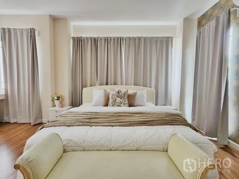 独立式住宅 出租在Prawet, Bangkok - 主卧近景，浅色窗帘与层叠床品。
