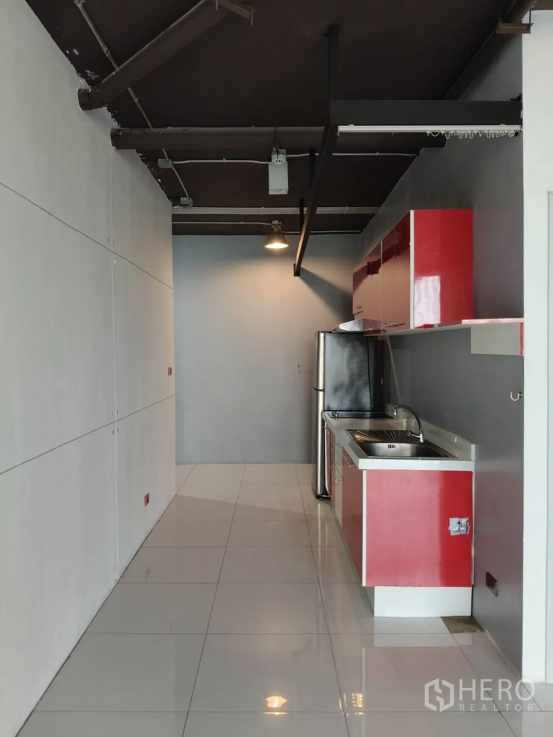 สำนักงาน ให้เช่าในKhlong Toei, Bangkok - พื้นที่ทำงานยาวแบบกัลเลย์ ปูกระเบื้องเงา ตู้สีแดงและอ่างล้างจานสแตนเลส