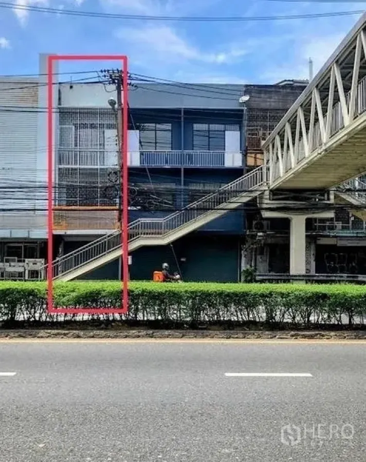 อาคารพาณิชย์ ให้เช่าในKhlong Toei, Bangkok - ด้านหน้าตึกแถวติดสะพานลอย เหมาะกับทำเลคนเดินผ่านจำนวนมาก