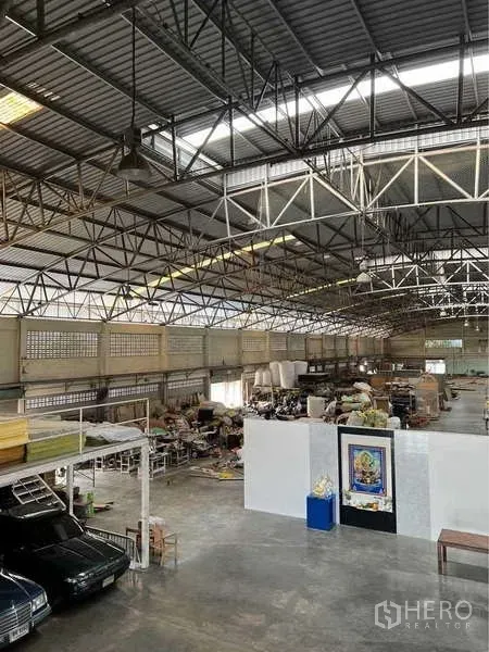 货栈 出售在Bang Bua Thong, Nonthaburi - 仓库内部高挑通透，钢桁架屋顶与天窗，上下货区分明。