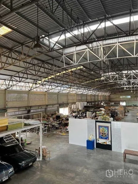 货栈 出售在Bang Bua Thong, Nonthaburi - 仓库内部高挑通透，钢桁架屋顶与天窗，上下货区分明。