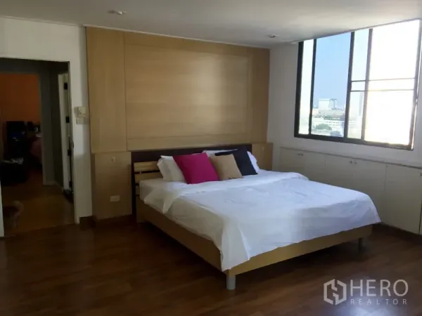 公寓 出租或出售在Watthana, Bangkok - 主卧配大床与宽窗，享受城市景观。