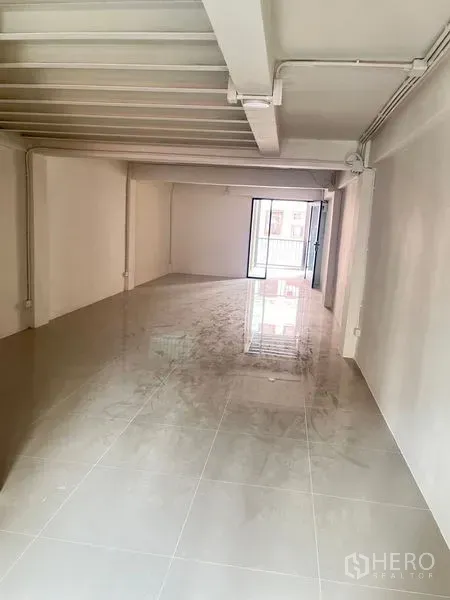 พื้นที่ขายปลีก ให้เช่า - พื้นที่ค้าปลีกแบบโอเพ่นสเปซ พื้นกระเบื้องเงา คานเพดานเปลือย