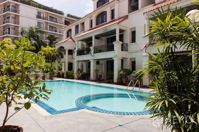 联排别墅 出售 - 小区公共泳池与圆形按摩池，临联排别墅立面。