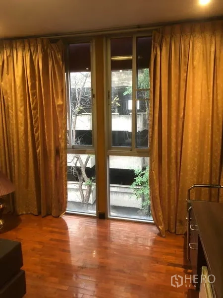 店屋 出租在Bang Rak, Bangkok - 高窗配金色窗帘，临城市景观，木地板。