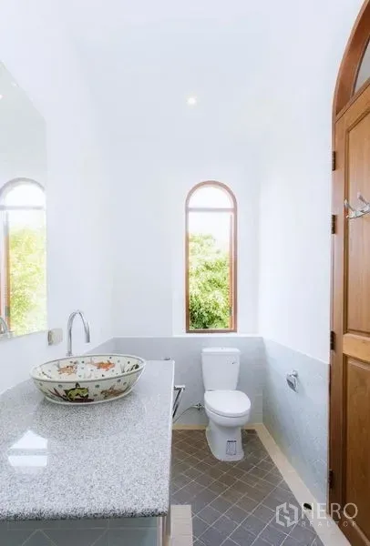 บ้าน ให้เช่าในPhra Khanong, Bangkok - ห้องน้ำโทนขาว หน้าต่างโค้ง อ่างล้างหน้าลายสวย เคาน์เตอร์หินแกรนิตมองเห็นสวน