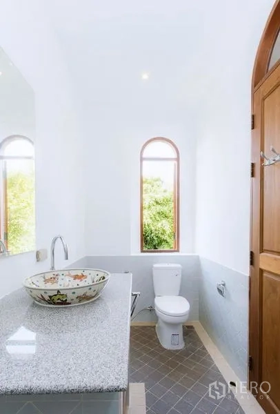 บ้าน ให้เช่าในPhra Khanong, Bangkok - ห้องน้ำโทนขาว หน้าต่างโค้ง อ่างล้างหน้าลายสวย เคาน์เตอร์หินแกรนิตมองเห็นสวน