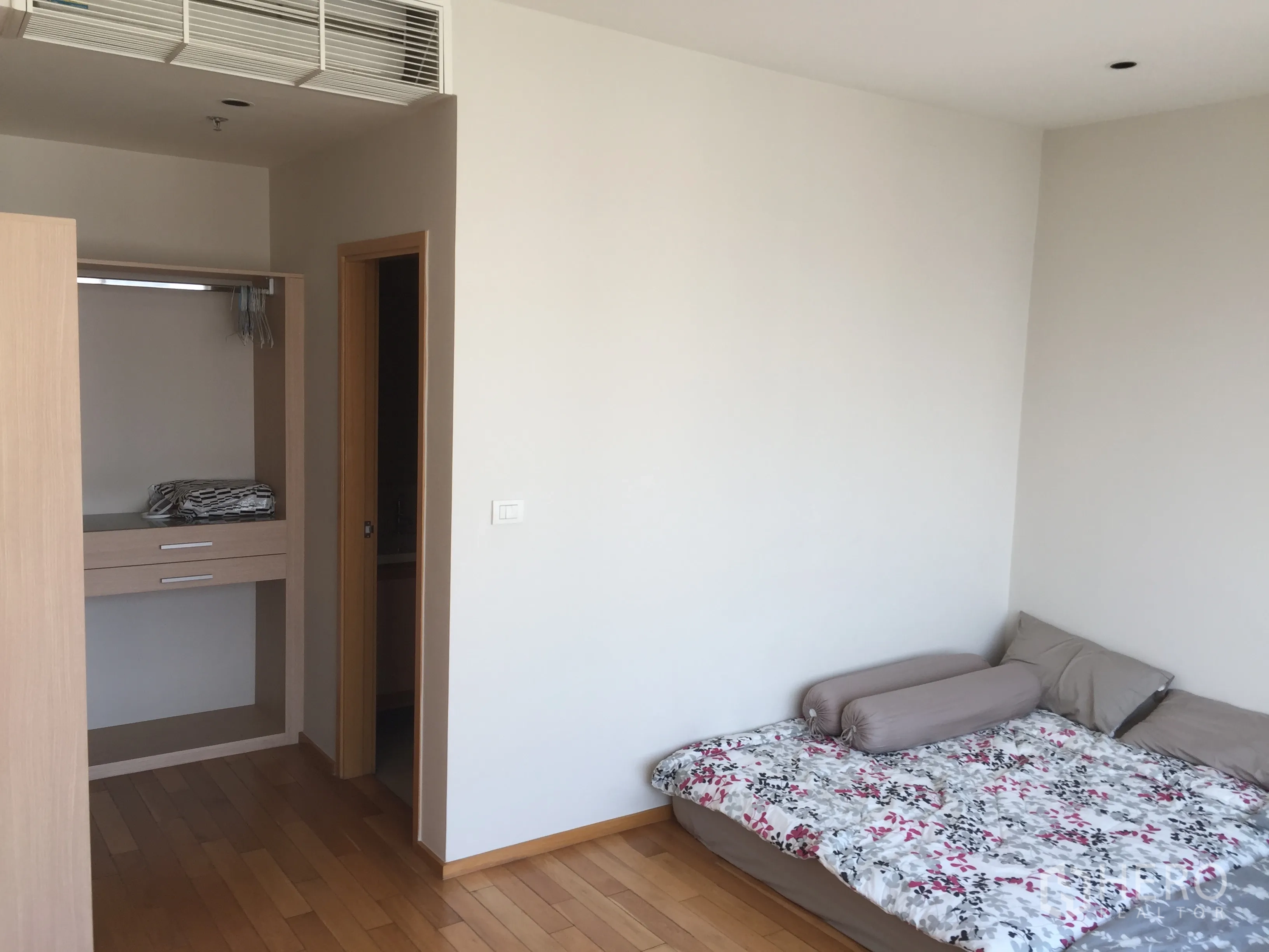 คอนโด ให้เช่าหรือขายในKhlong Toei, Bangkok - ห้องนอนที่สองมีเตียง ตู้เสื้อผ้าแบบเปิด และพื้นไม้โทนอ่อน