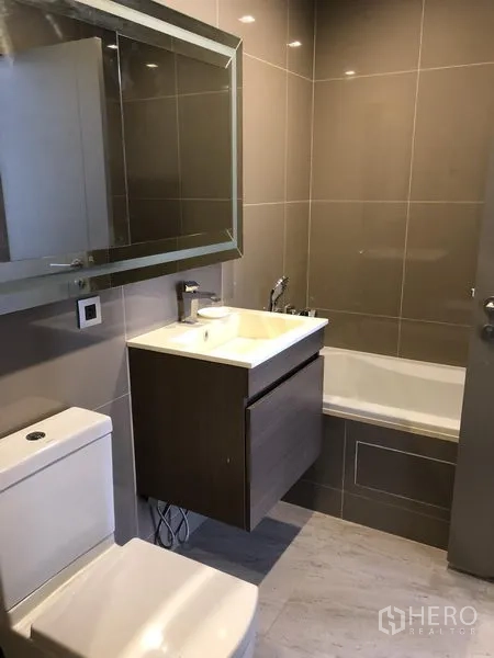คอนโด ให้เช่าในWatthana, Bangkok - ห้องน้ำสมัยใหม่พร้อมอ่างอาบน้ำ เคาน์เตอร์ลอย กระจกบานใหญ่ โทนสีอบอุ่น