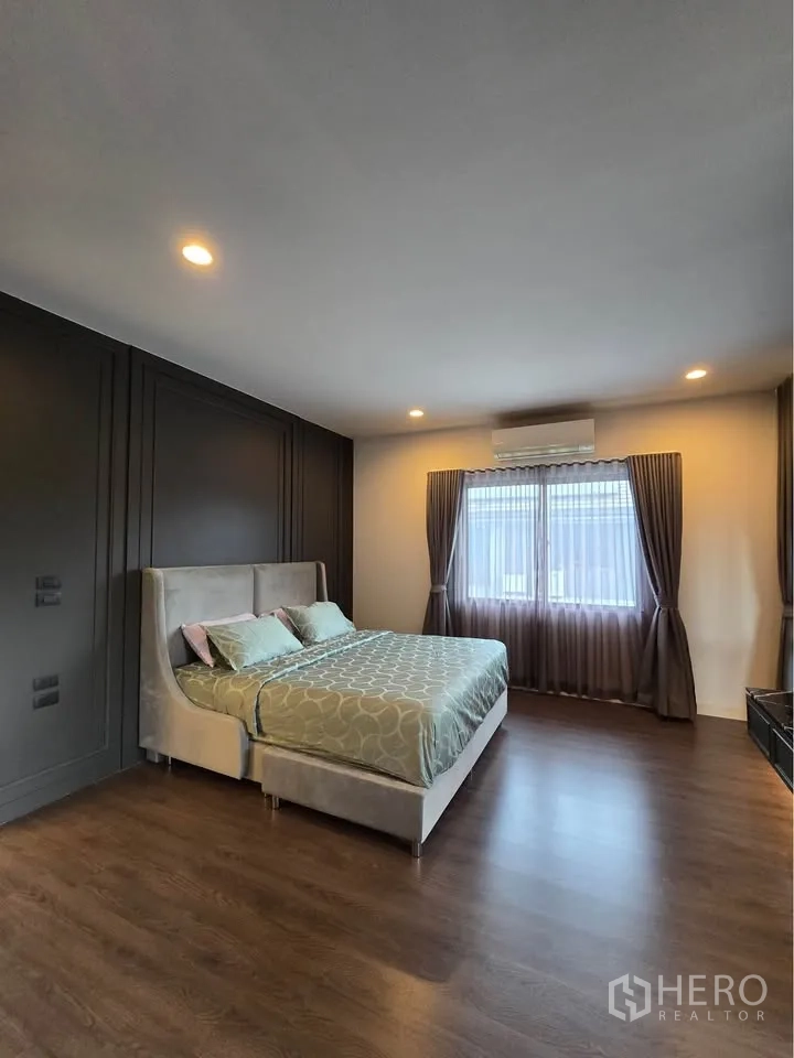 บ้านเดี่ยว for rent in Bang Kapi, Bangkok - ห้องนอนใหญ่มีหน้าต่างบานใหญ่ ผ้าม่าน และพื้นไม้