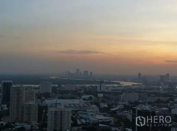 คอนโด ให้เช่าในKhlong Toei, Bangkok - วิวเส้นขอบฟ้าเมืองกรุงเทพฯ ยามพระอาทิตย์ตกจากชั้นสูงของคอนโด