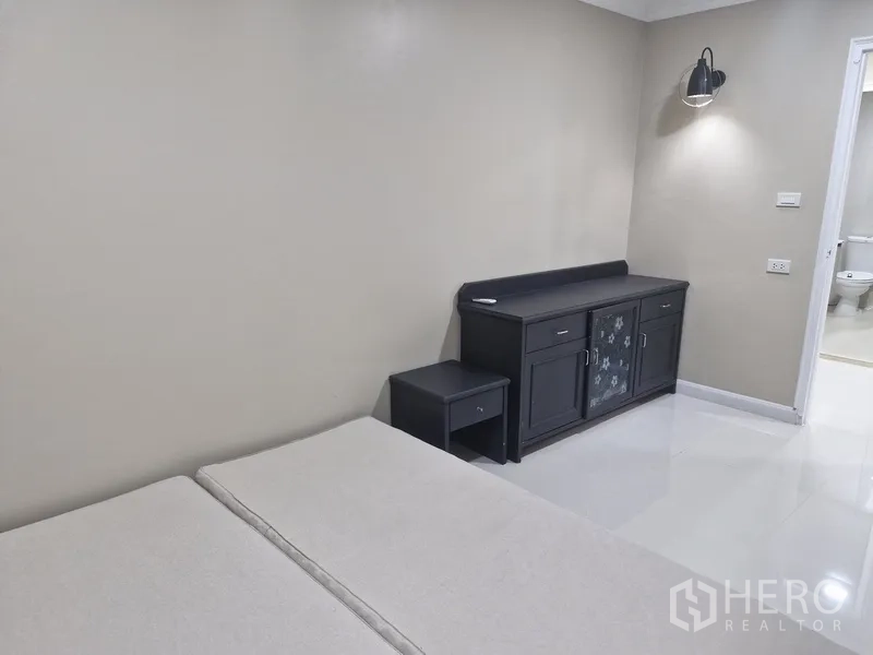 คอนโด ให้เช่าในWatthana, Bangkok - ห้องนอนพร้อมตู้ลิ้นชักและโคมไฟผนังติดกับห้องน้ำ