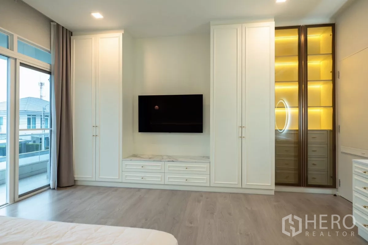 Detached House for rent or sale in Prawet, Bangkok - Open wardrobes with lighting and storage drawers in the master bedroom.