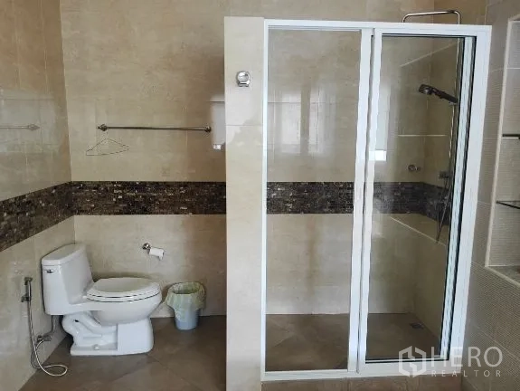Detached House for rent in Huai Khwang, Bangkok - Bathroom with glass shower enclosure and toilet