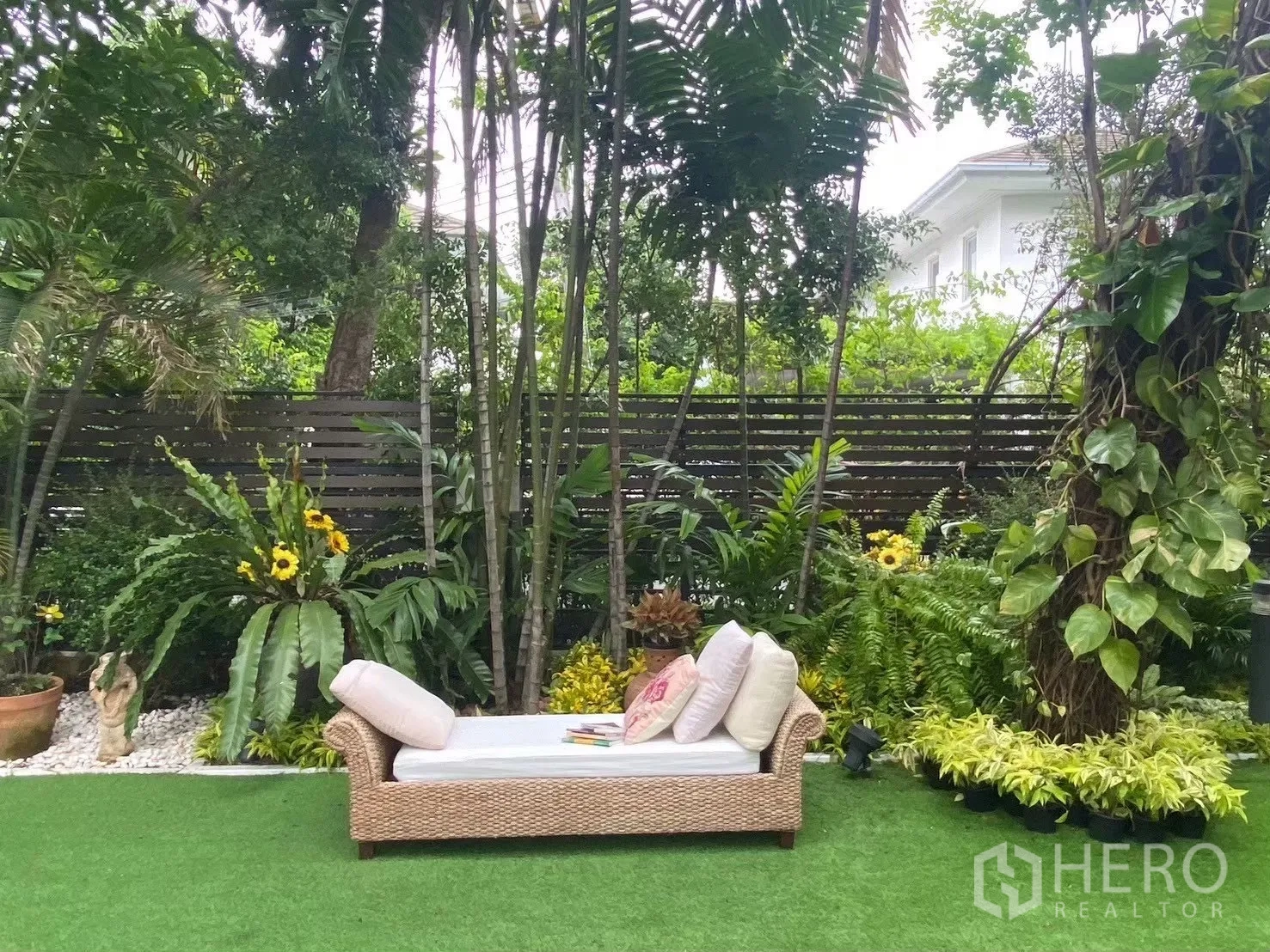 บ้านเดี่ยว for sale in Suan Luang, Bangkok - เดย์เบดกลางแจ้งบนหญ้าเทียมรายล้อมด้วยไม้ใบและกอไผ่