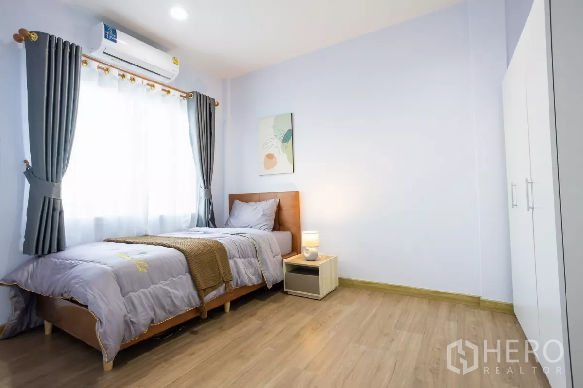 ทาวน์เฮาส์ ให้เช่า - ห้องนอนที่สามเตียงเดี่ยว ตู้เสื้อผ้า และเครื่องปรับอากาศติดผนัง