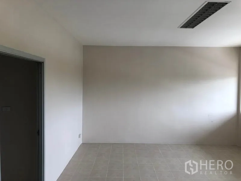 工厂 出租在Pak Kret, Nonthaburi - 采光良好的办公室空间，瓷砖地面与白墙。