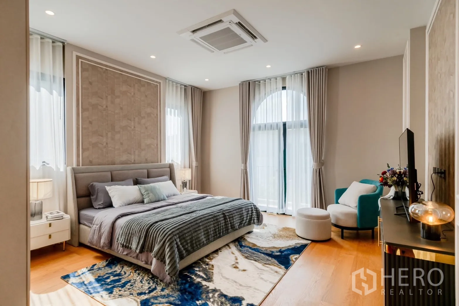 บ้านเดี่ยว for rent or sale in Saphan Sung, Bangkok - ห้องนอนกว้างพรมลายสวยและหน้าต่างสูงจรดเพดาน