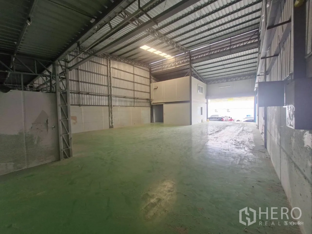 คลังสินค้า ให้เช่าในThung Khru, Bangkok - ฮอลล์โกดังโล่งมีออฟฟิศชั้นลอยและประตูม้วนทางเข้า