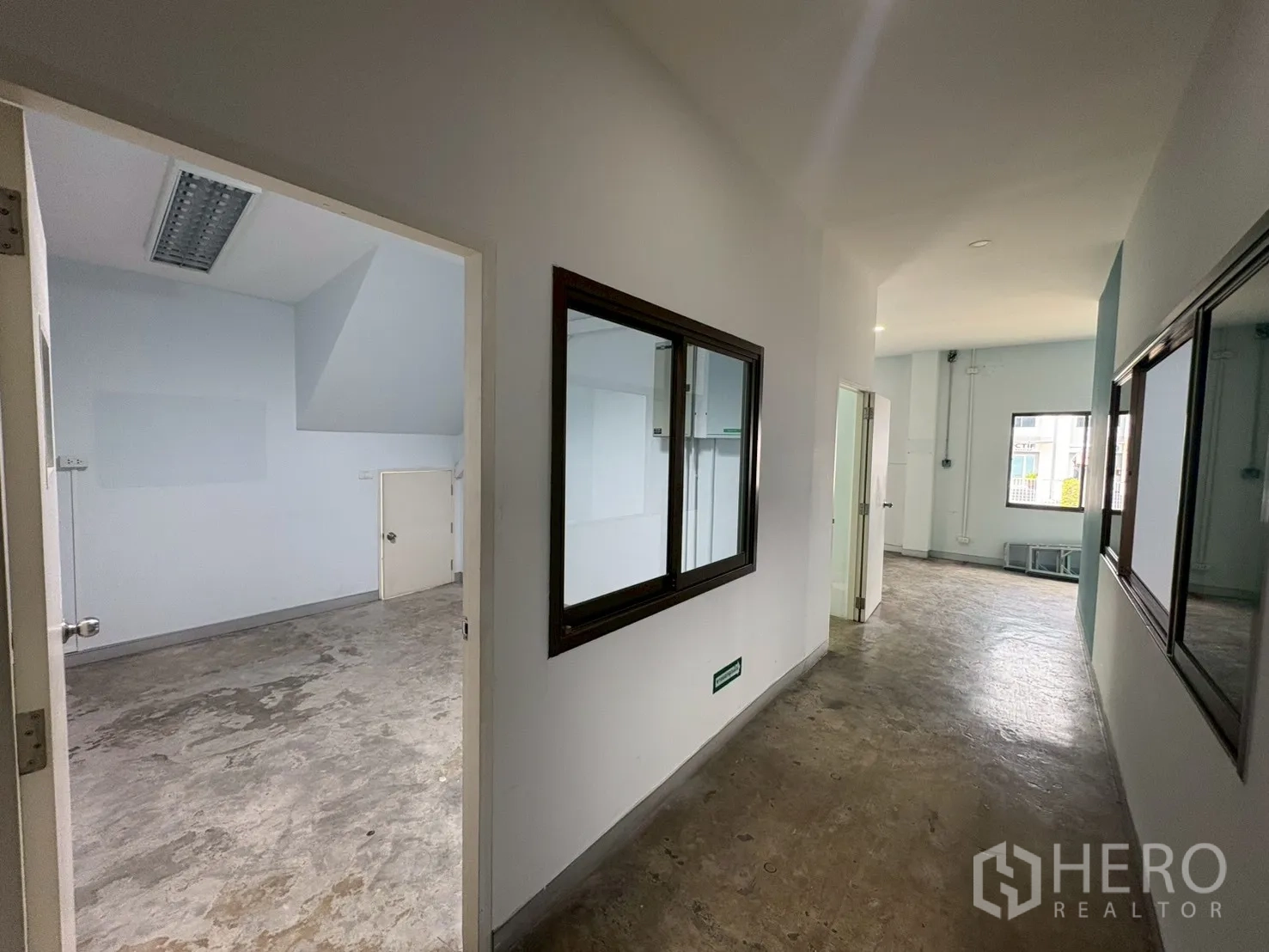 คลังสินค้า for rent in Phra Khanong, Bangkok - โถงทางเดินเชื่อมสำนักงานและห้องประชุม พร้อมช่องหน้าต่างภายใน.