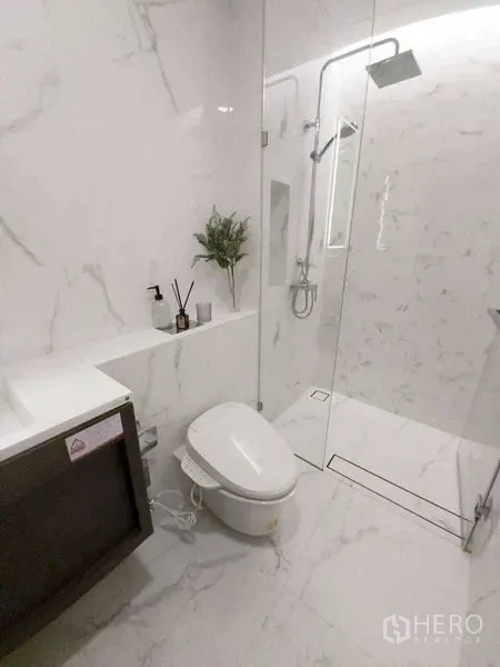 คอนโด ให้เช่าในKhlong Toei, Bangkok - ห้องน้ำหินอ่อนสไตล์โมเดิร์นพร้อมฉากกั้นกระจกและโถสุขภัณฑ์อัตโนมัติ