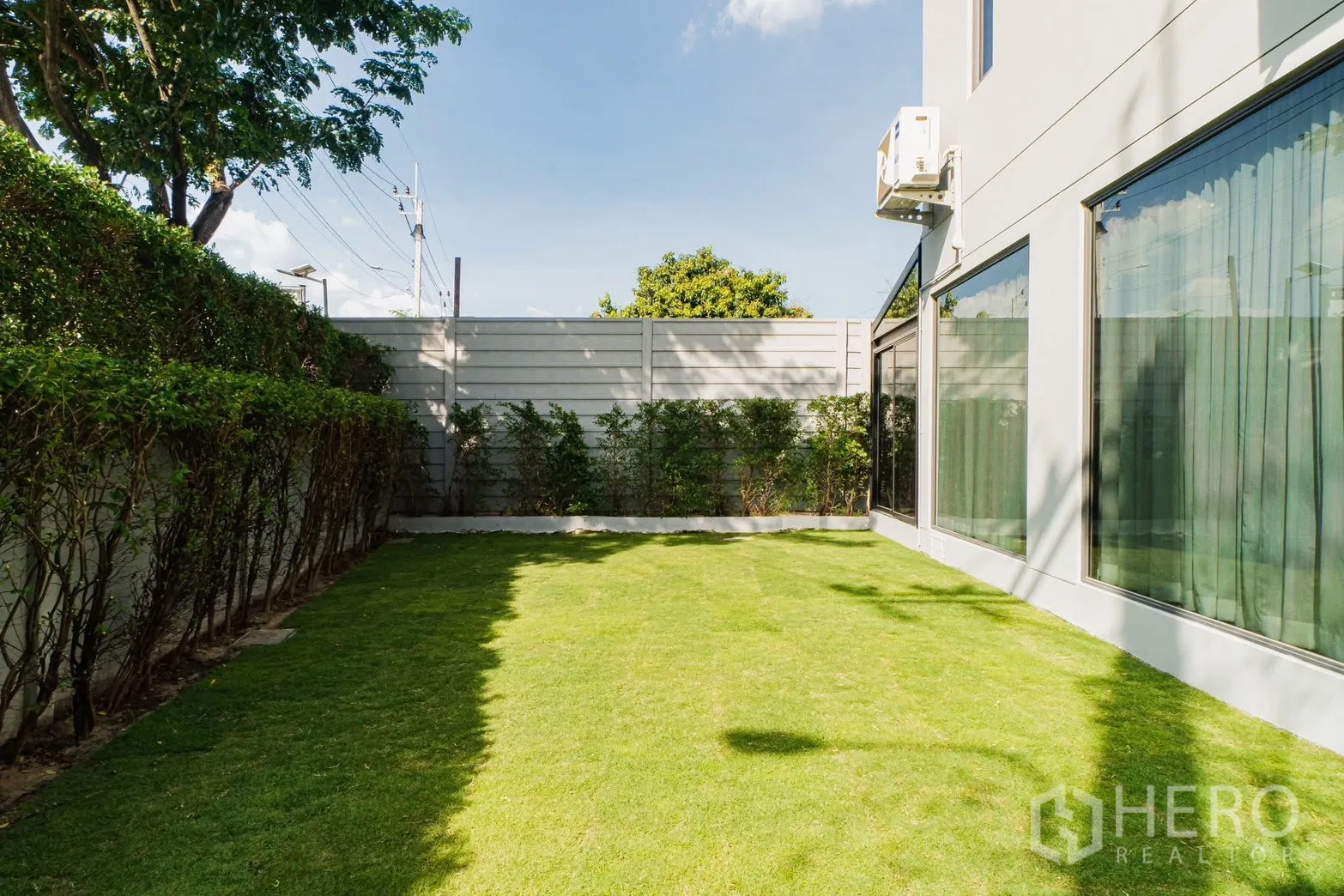 บ้าน ให้เช่าหรือขายในPrawet, Bangkok - สวนข้างบ้านมีสนามหญ้า ล้อมด้วยแนวพุ่มไม้และรั้ว