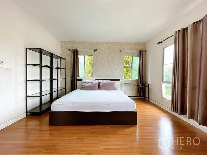 บ้าน ให้เช่าในBang Na, Bangkok - ห้องนอนใหญ่กว้างพื้นไม้ มีหน้าต่างมุมและเตียงคู่