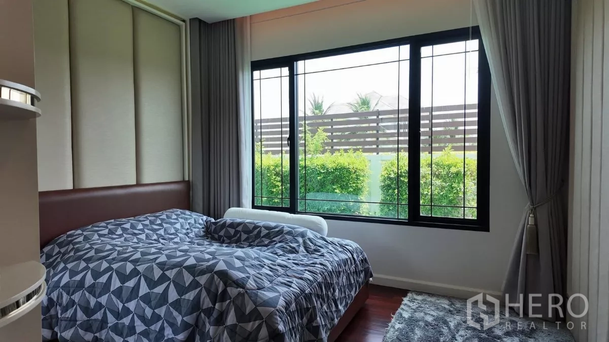 Detached House for rent in Bang Bon, Bangkok - Secondary bedroom with large windows overlooking the garden.