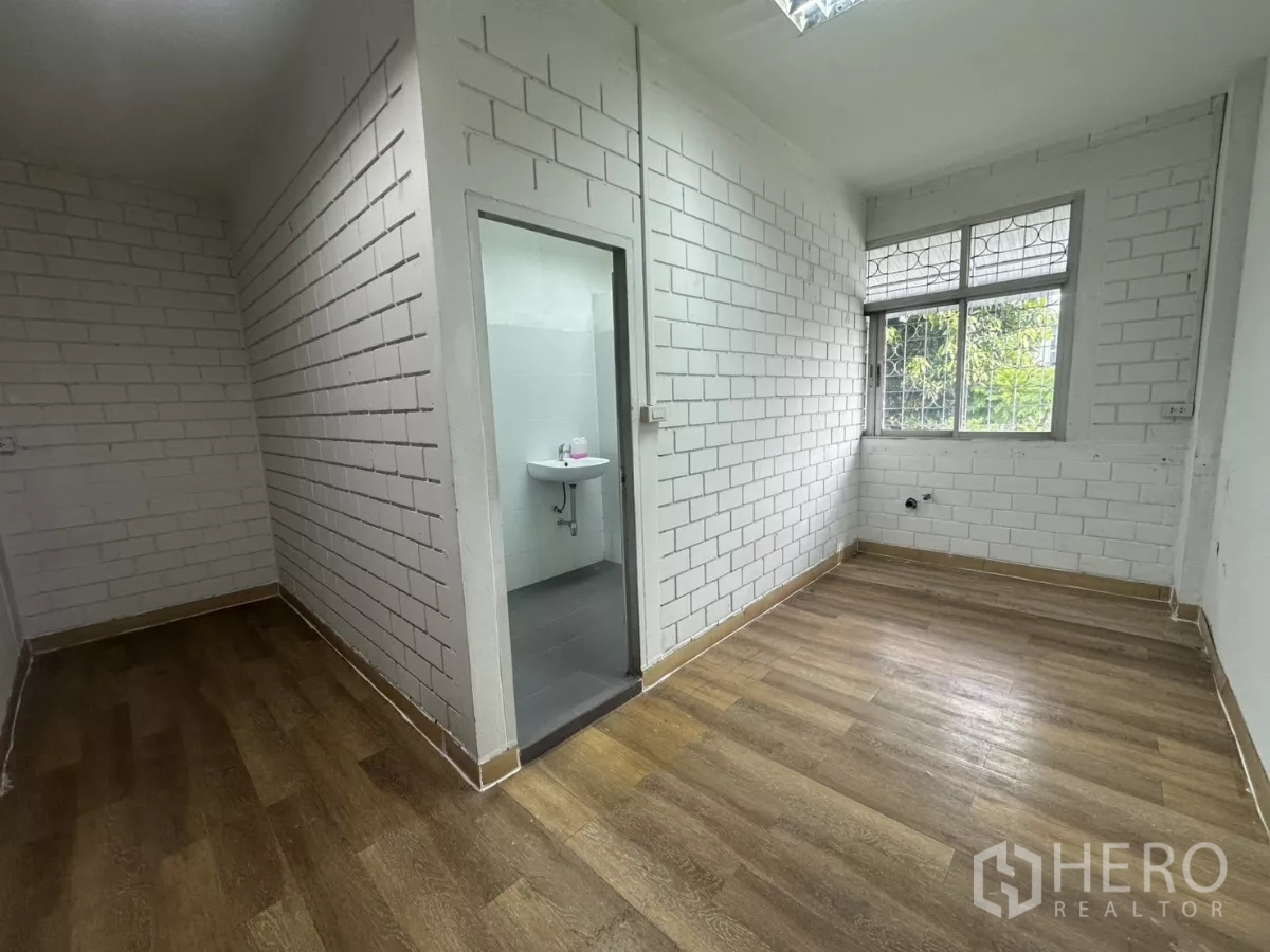 คลังสินค้า ให้เช่าในPhra Khanong, Bangkok - มุมสำนักงานขนาดเล็ก ผนังก่ออิฐสีขาว พร้อมห้องน้ำในตัว