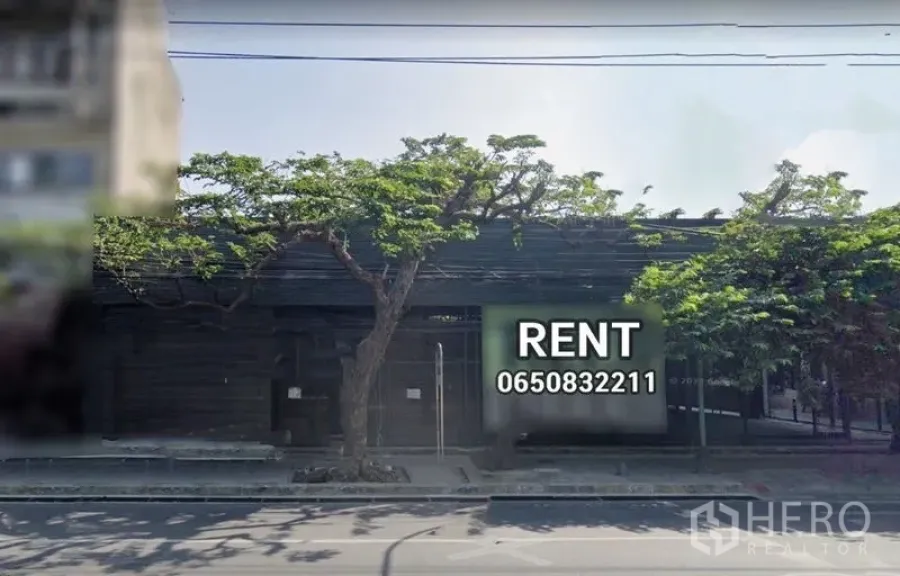 คลังสินค้า ให้เช่าในKhlong Toei, Bangkok - ด้านหน้าตัวอาคารโกดังแนวยาว มีหลายทางเข้าและต้นไม้ริมถนนบนถนนสายหลัก