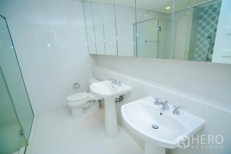 คอนโด ให้เช่าในKhlong Toei, Bangkok - ห้องน้ำสีขาวกว้าง อ่างล้างหน้าแบบคู่ ตู้กระจกบานยาว และห้องอาบน้ำกระจก