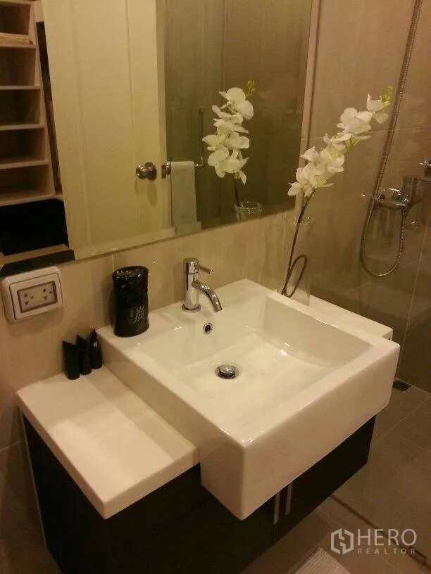 คอนโด ให้เช่าในRatchathewi, Bangkok - ห้องน้ำสไตล์โมเดิร์น อ่างล้างหน้าเหลี่ยม กระจกบานใหญ่ และตู้ชาวเวอร์กระจก