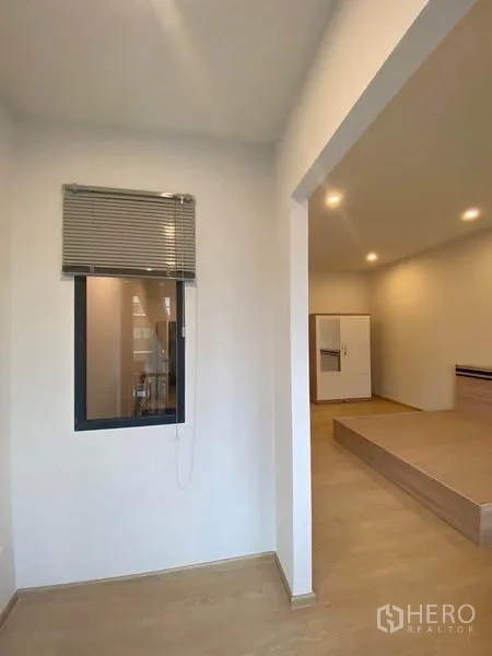 ทาวน์เฮาส์ ให้เช่าในPrawet, Bangkok - มุมทำงาน/อ่านหนังสือเล็กๆ ข้างห้องนอน มีหน้าต่างและมู่ลี่