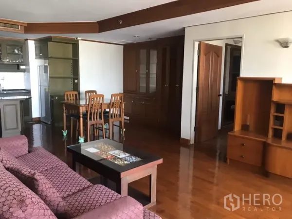 公寓 出租在Watthana, Bangkok - 客餐厅一体空间，内置收纳柜与木地板。