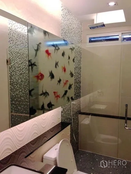 บ้าน ให้เช่าหรือขายในPrawet, Bangkok - ห้องน้ำโมเดิร์น ฝักบัวเรนชาวเวอร์ โมเสก และฉากกระจกตกแต่ง.