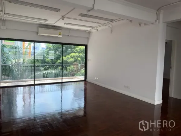 办公空间 出租在Watthana, Bangkok - 开放办公区，整面玻璃观景，绿意视野与亮泽人字形地板。