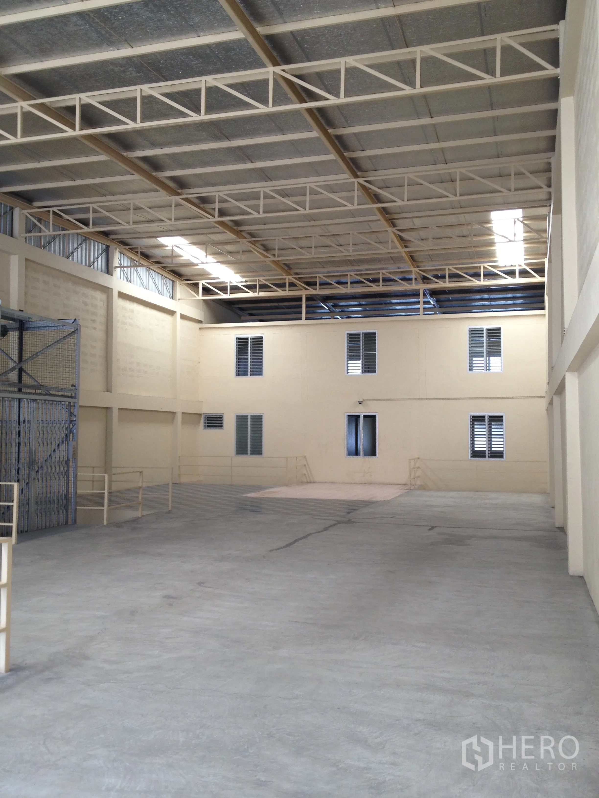 工厂 for rent in Thung Khru, Bangkok - 大跨距仓库内部，保温屋顶与抬高房间。