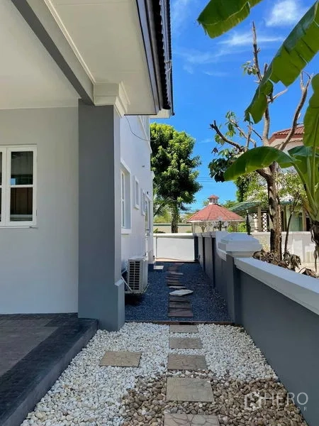 Detached House for sale in Bang Bon, Bangkok - Side walkway with stepping stones and white gravel landscaping