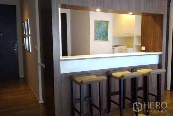 คอนโด ให้เช่าในWatthana, Bangkok - เคาน์เตอร์บาร์ครัวพร้อมสตูล 4 ตัว ตู้ไม้และไฟดาวน์ไลท์
