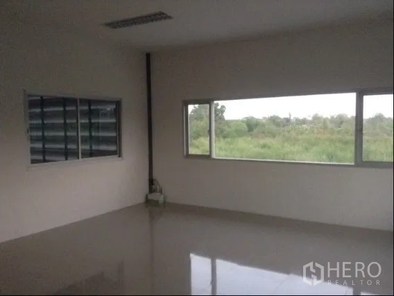 คลังสินค้า ให้เช่าในBang Kapi, Bangkok - ห้องออฟฟิศกว้างภายในโกดัง มีหน้าต่างบานใหญ่เห็นวิวสีเขียว