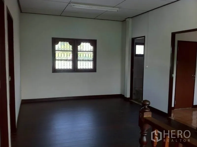 คลังสินค้า ให้เช่าในLam Luk Ka, Pathum Thani - ห้องชั้นบนกว้าง หน้าต่างเหล็กดัด และประตูเชื่อมห้องน้ำ